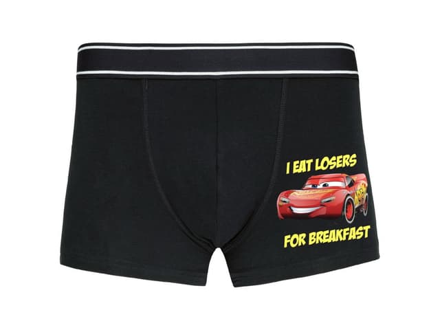 Blesk McQueen požírá poražené boxerky